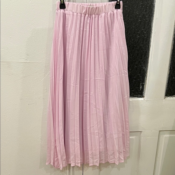 Elegant Pink Pleated Skirt - Picture 1 of 4